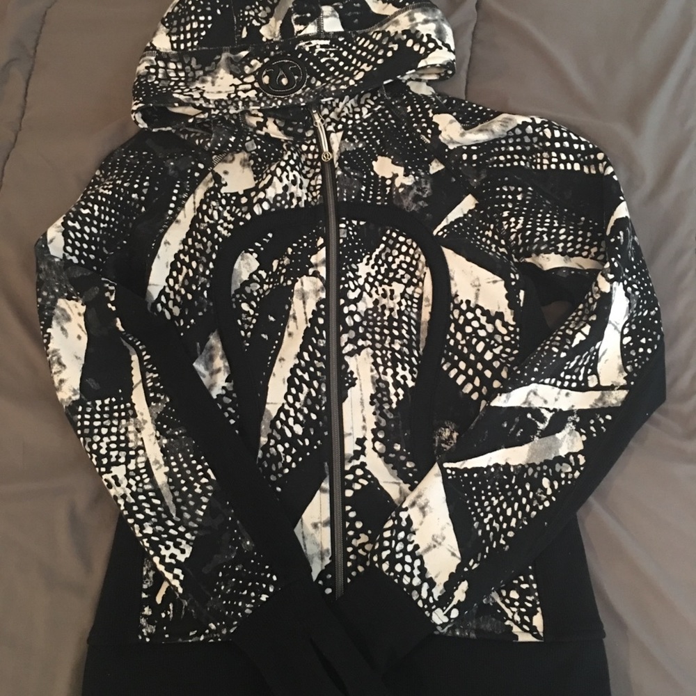 Lululemon Scuba Zip Hoodie with thumbholes Size 8